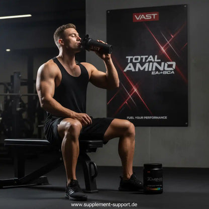 Muskulöser Mann trinkt Aminosäuren-Shake im Fitnessstudio, VAST Total Amino EA+BCA
