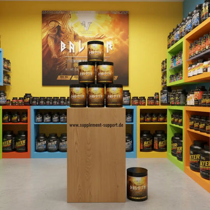 BALDER Premium Protein in einem farbenfrohen Supplement-Shop mit Regalen voller Sportnahrung