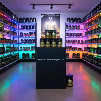 MIMIR Nahrungsergänzungsmittel im Supplement-Store mit farbiger Beleuchtung und Regalen voller Produkte