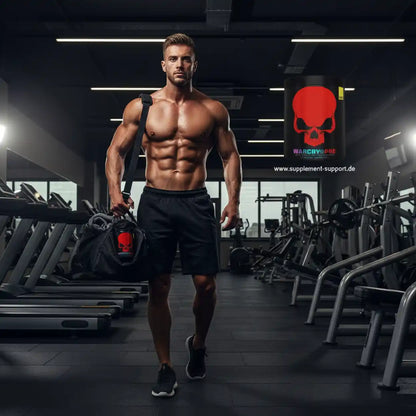Muskulöser Mann im Fitnessstudio mit Trainingsbag und Pre-Workout Supplement
