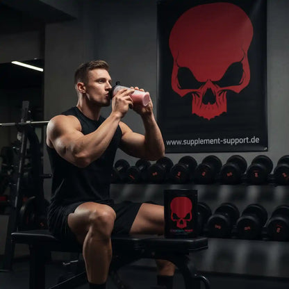 Muskulöser Mann trinkt Proteinshake im Fitnessstudio, Supplement Support