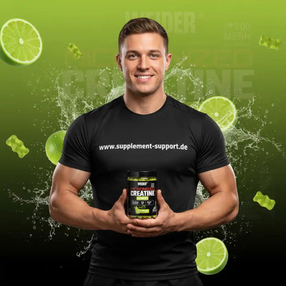 Muskulöser Mann hält Micronized Creatine Gummies mit Zitronen und Wasserspritzern im Hintergrund