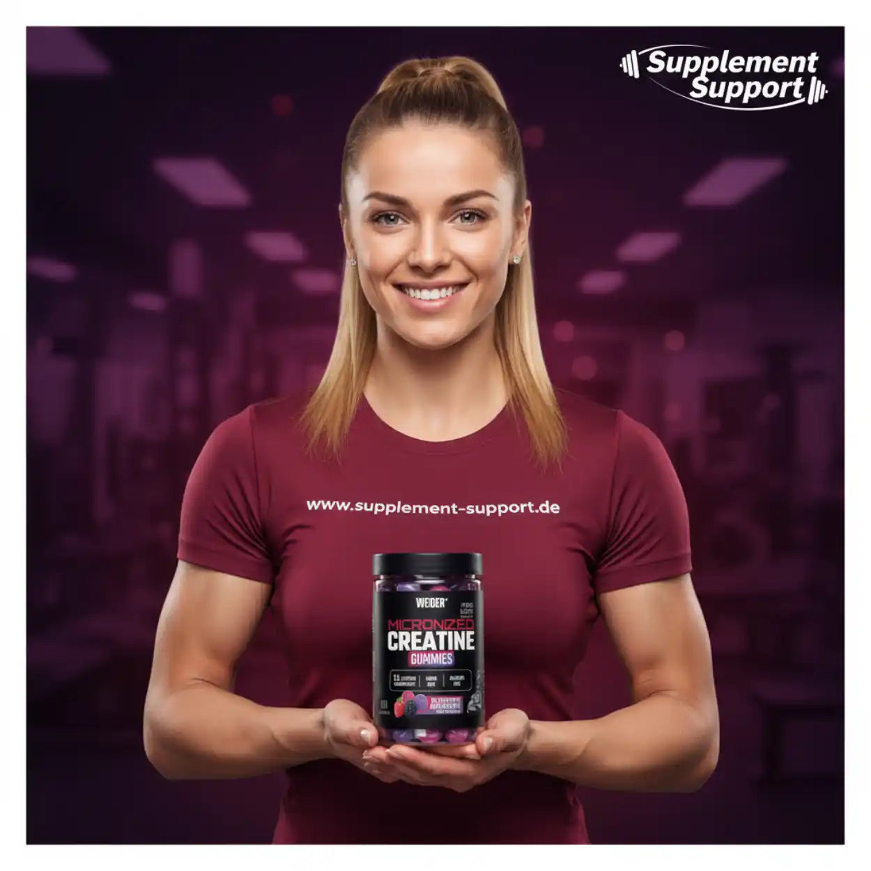 Frau hält Micronized Creatine Gummies von WEIDER in Fitnessstudio, ideal für Sportnahrung und Muskelaufbau