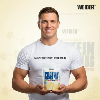 Muskulöser Mann hält Weider Protein 80 Plus Vanille – hochwertiges Eiweißpulver für Sportler