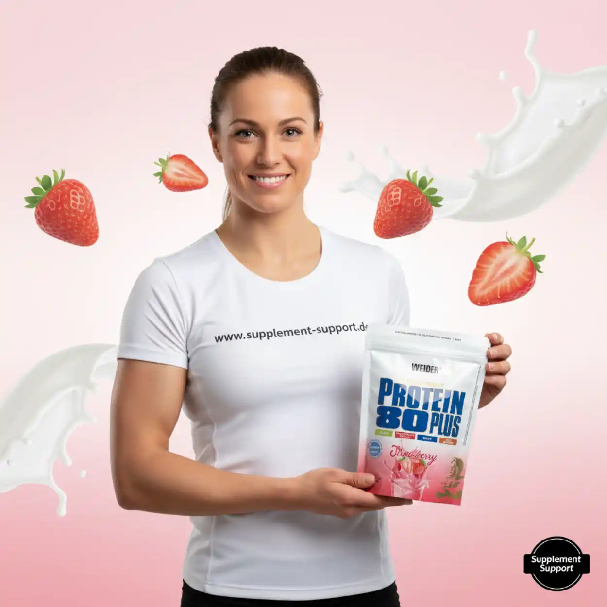 Frau hält Protein 80 Plus Erdbeere von Weider, umgeben von Milchspritzern und frischen Erdbeeren