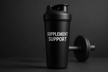 Schwarzer Shaker mit Aufdruck 'Supplement Support' vor Hantel, Fitness und Supplemente