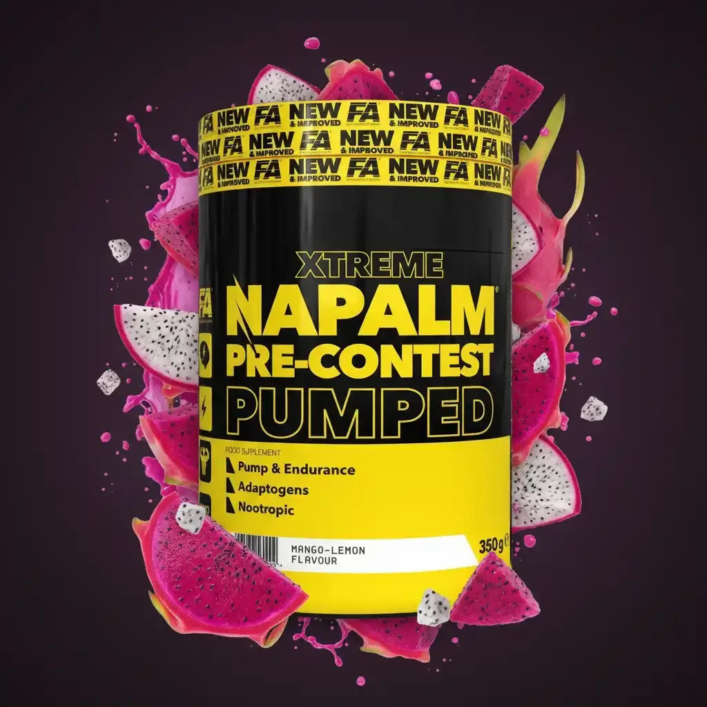 Xtreme Napalm Pre-Workout Booster Dose, umgeben von Drachenfrucht und Eiswürfeln, schwarzer Hintergrund