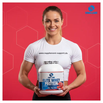 Frau hält Elite Whey Protein von YAYA LABS – hochwertiges Sportnahrungsergänzungsmittel