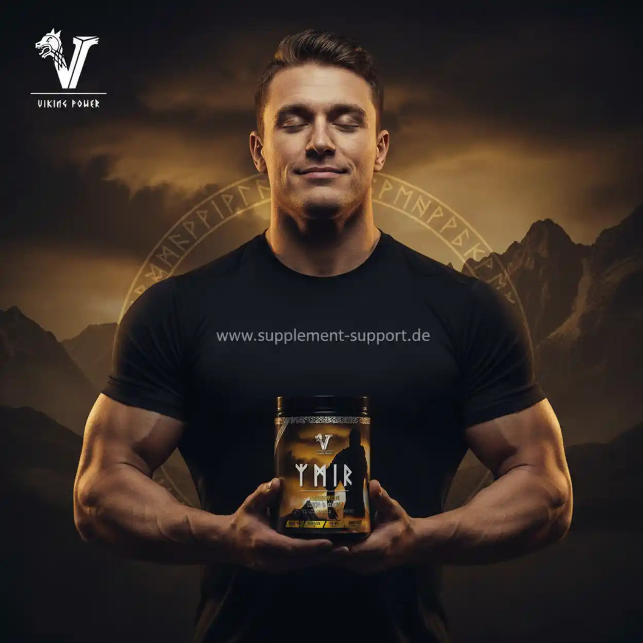 Muskulöser Mann hält Ymir Protein von Viking Power vor Bergkulisse