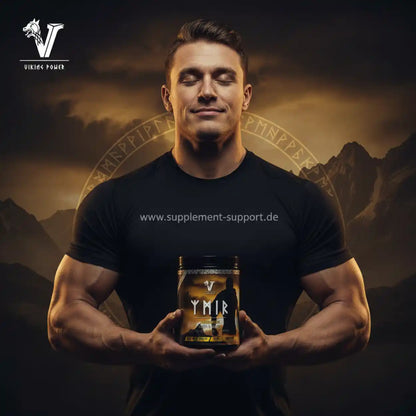 Muskulöser Mann hält Ymir Protein von Viking Power vor Bergkulisse