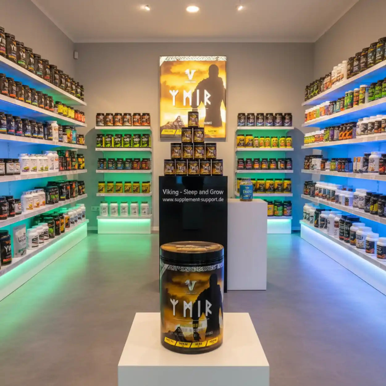 Ymir Protein-Produkt in moderner Supplement-Shop-Auslage mit beleuchteten Regalen