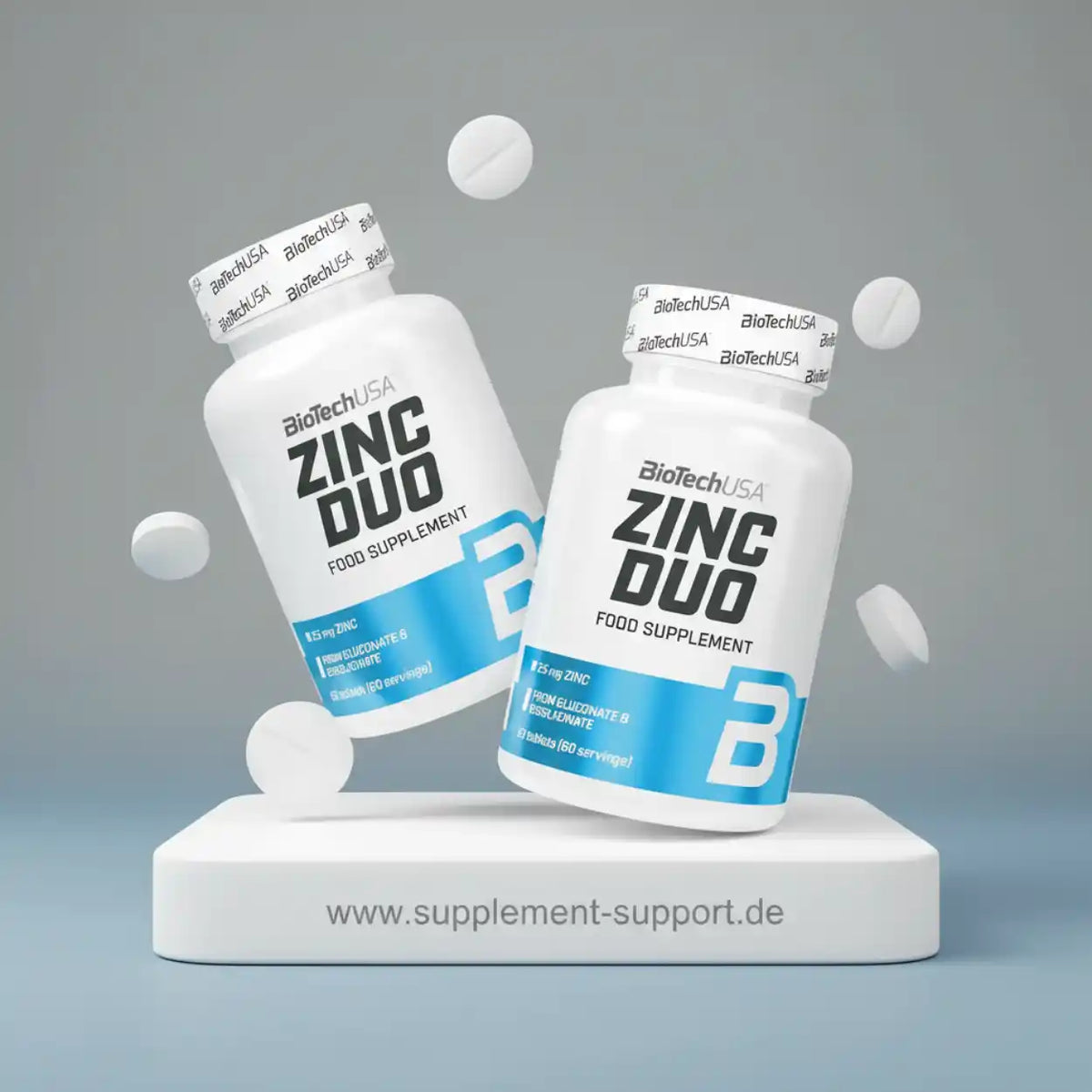 Zwei Flaschen BioTechUSA Zinc Duo Nahrungsergänzungsmittel mit Zinktabletten auf weißem Podest